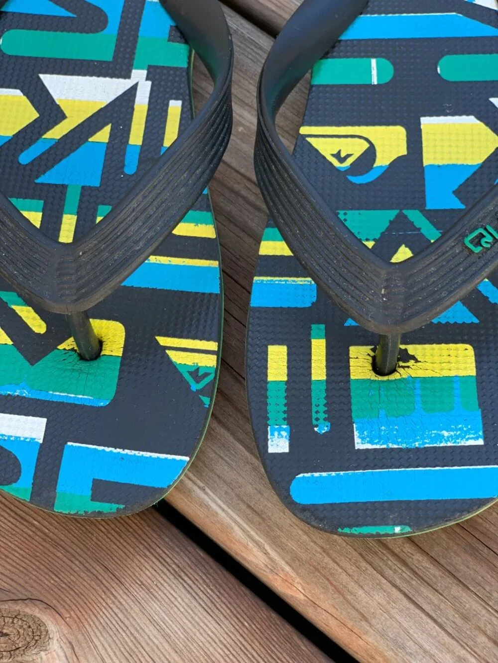 Quiksilver Flip Flops Sandals Mens 7 Black Blue Yellow Geometric Print Beach 90s
